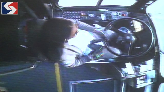 Nos Estados Unidos, motorista de ônibus cai do assento por não usar cinto!