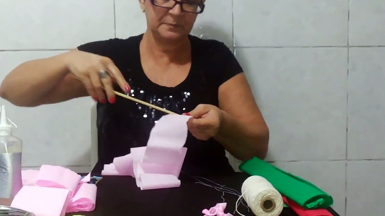Aula 1 - Como fazer Flores de papel crepom - Artesanato