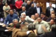 Golpiza a los diputados de oposición en la Asamblea Nacional VIDEO 08