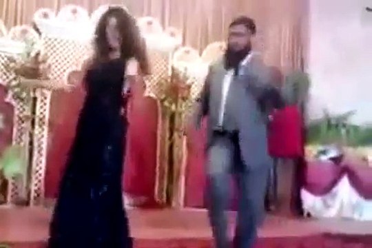 Pakistani Molvi Funny Dance on Mouja Hi Mouja