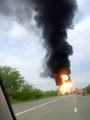 Terrible explosion d'un camion en Russie après un accident violent!