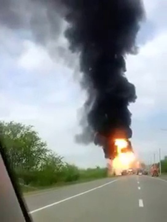 Terrible explosion d'un camion en Russie après un accident violent!