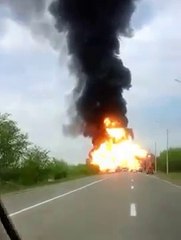 Descargar video: Terrible explosion after violent truck crash in russia