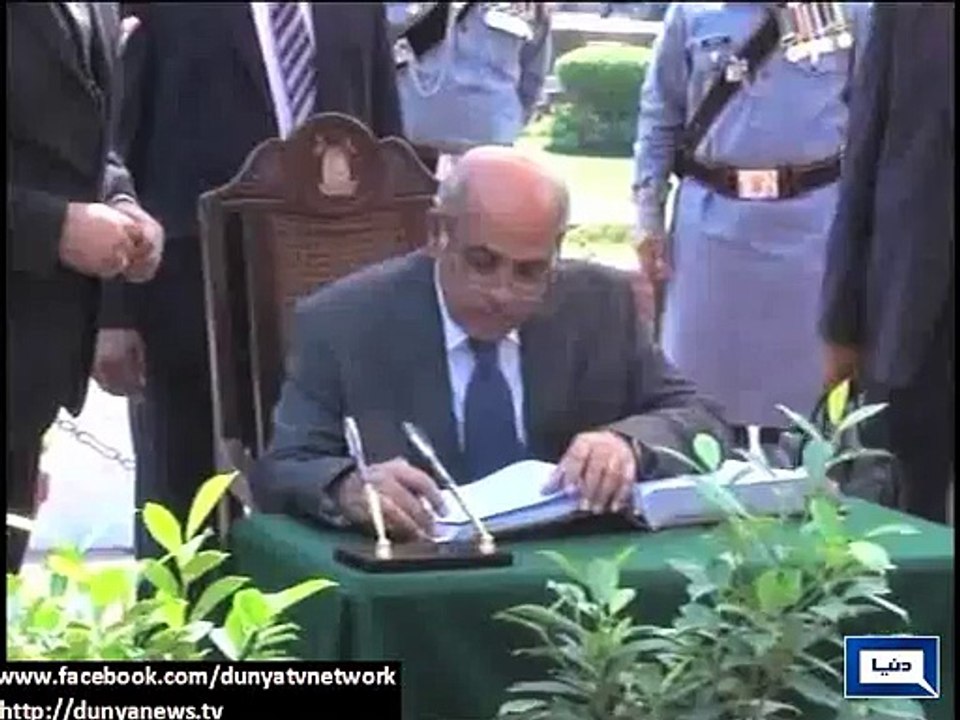 Dunya News - Newly appointed Punjab Governor pays visit to Iqbal's tomb