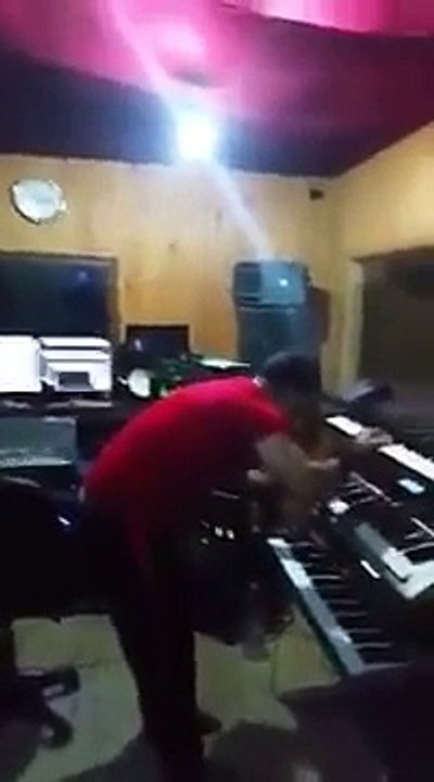 - Cheb Houssem Samhili Ya Ma Ana Nabri Madamti Live Au Studio Avc Hbib Himoun Grand Succes 2o15