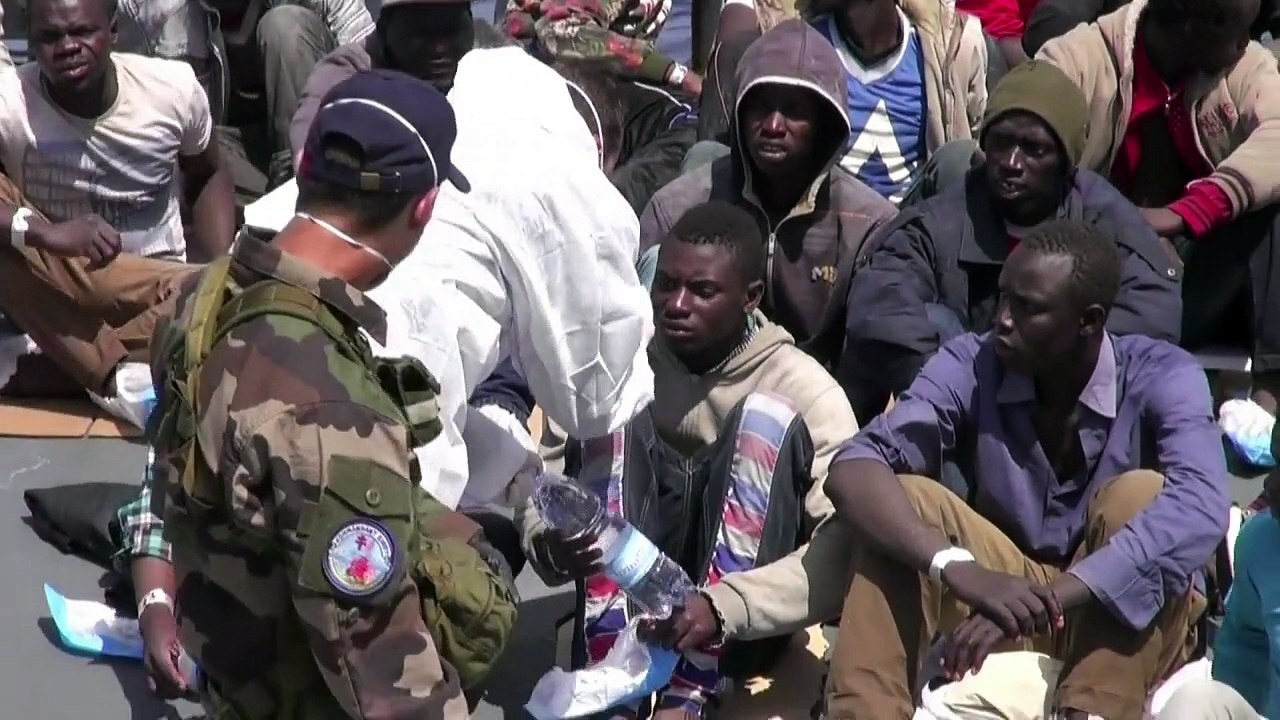 Soldaten als retter von mittelmeer-flüchtlingen