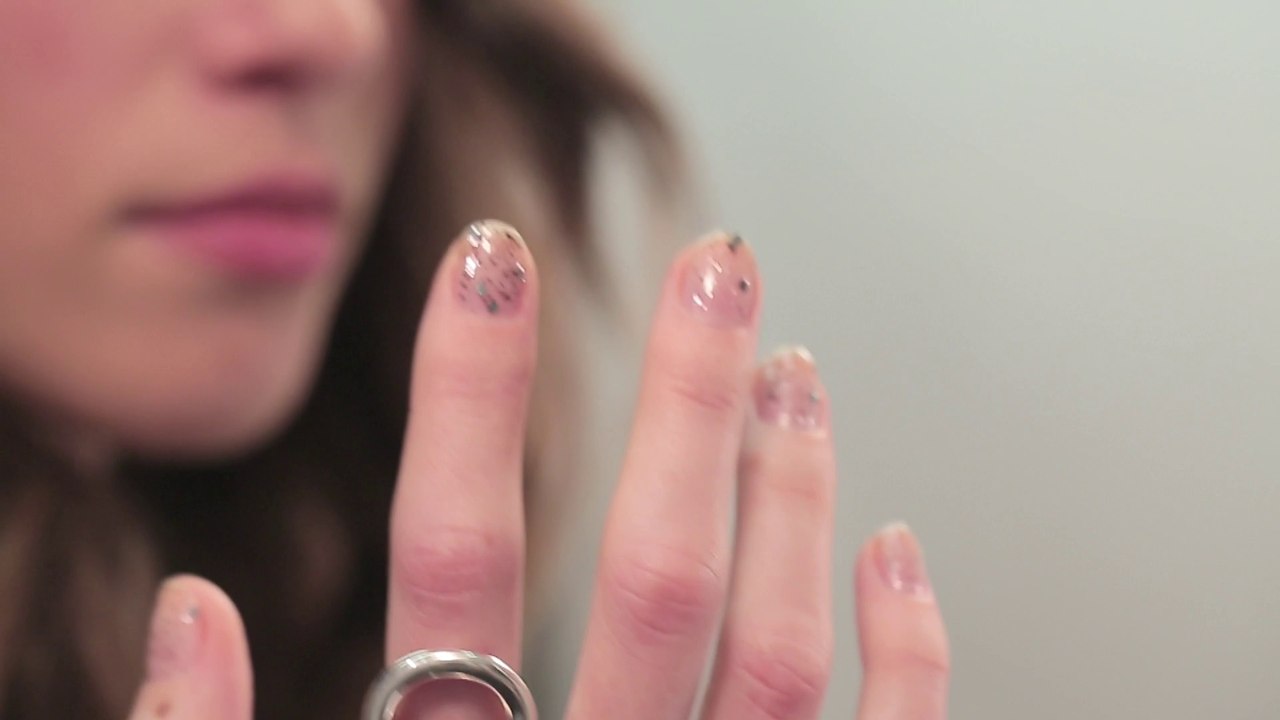 Tuto nail : comment enlever son vernis à paillettes ?
