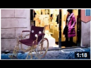 Une pauvre riche se prend pour une Impératrice et fait ses achats en fauteuil roulant