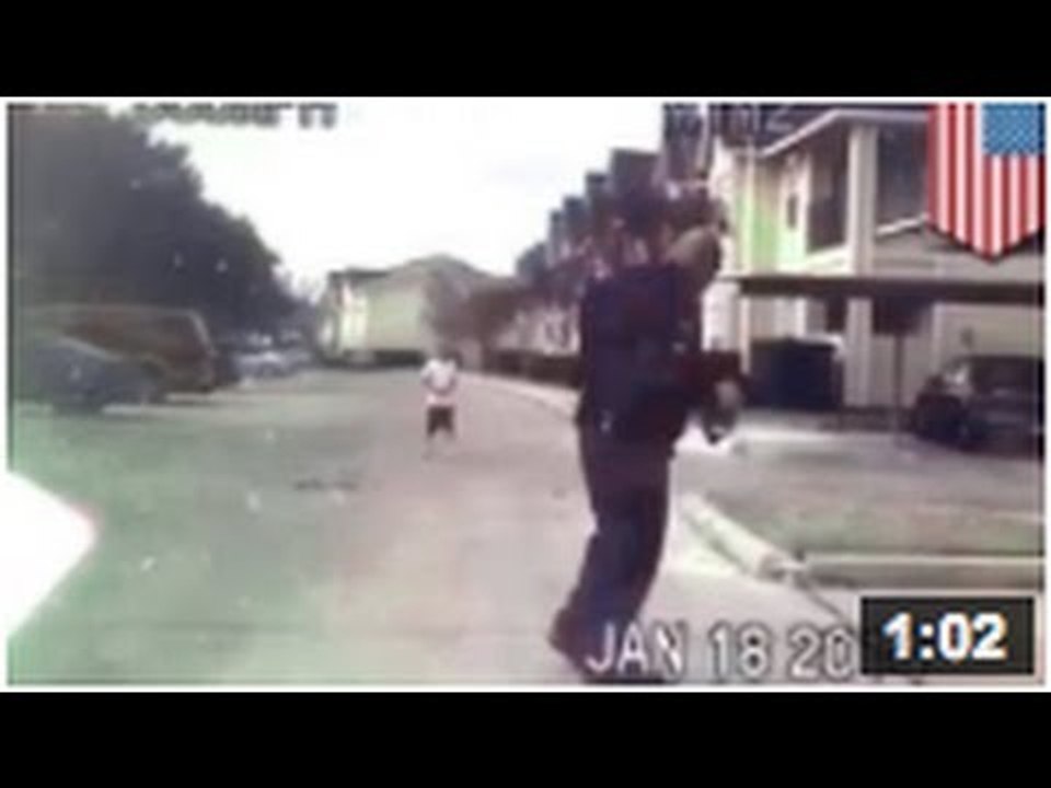 Un policier voit un jeune jouer seul et décide de jouer avec, parce qu' il a rien d'autre a faire.