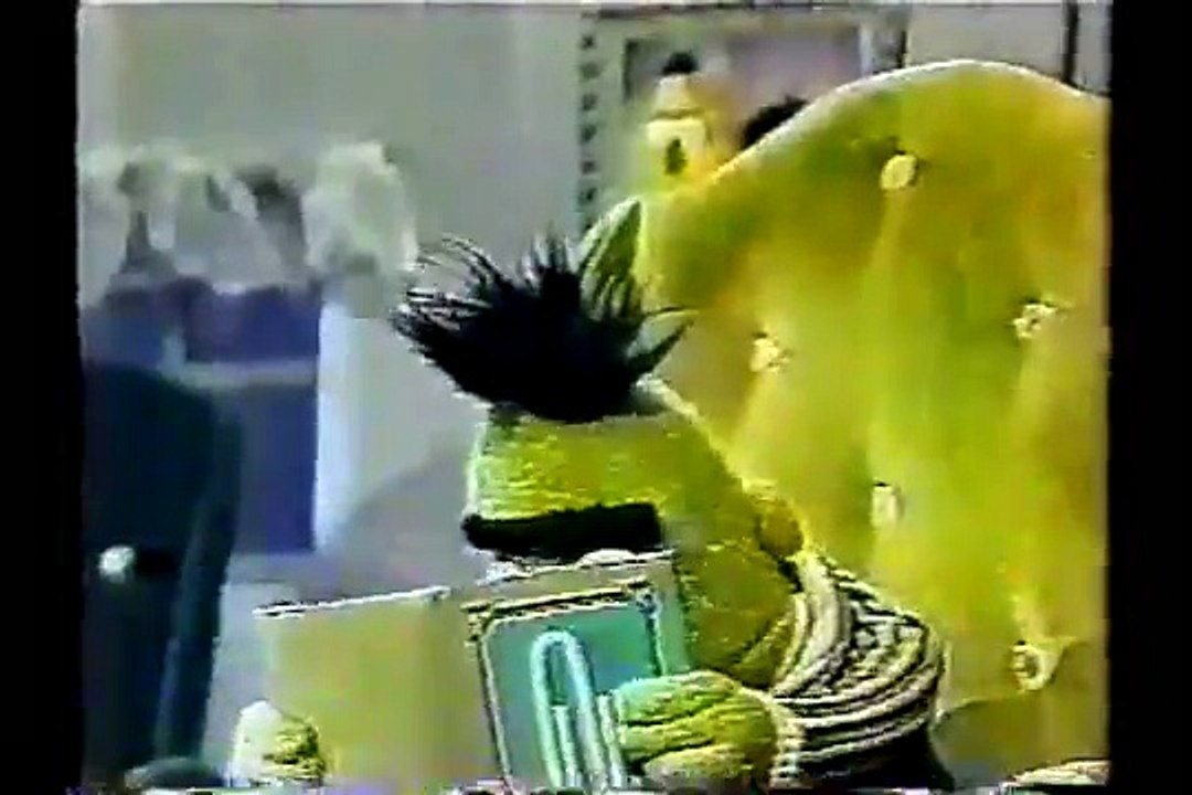 Sesame Street - Ernie tries to scare Bert