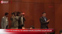 Selahattin Demirtaş TRT mikrofonunu düşürünce...