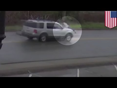 Mężczyzna uczepia się maski samochodu i przejeżdża na niej siedem miast