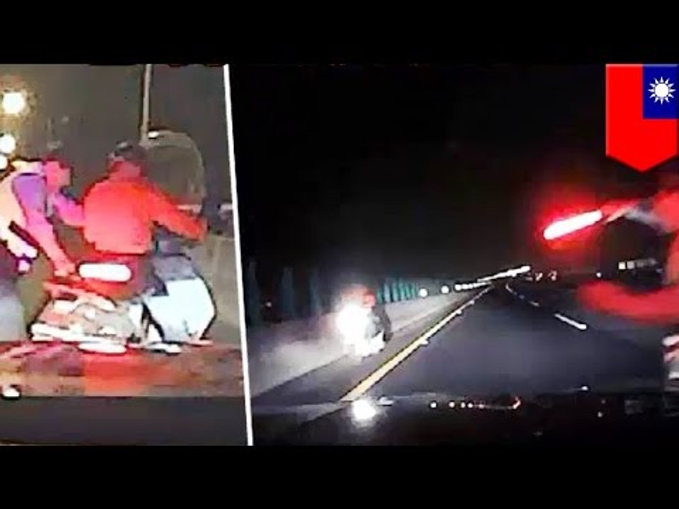 Pijany mężczyzna jedzie skuterem pod prąd po autostradzie