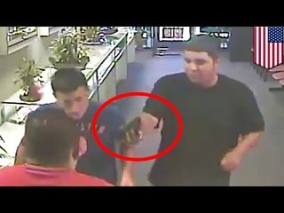 VIDEO: Magnanakaw, nasindak sa shotgun ng may-ari ng tindahan ng alahas!