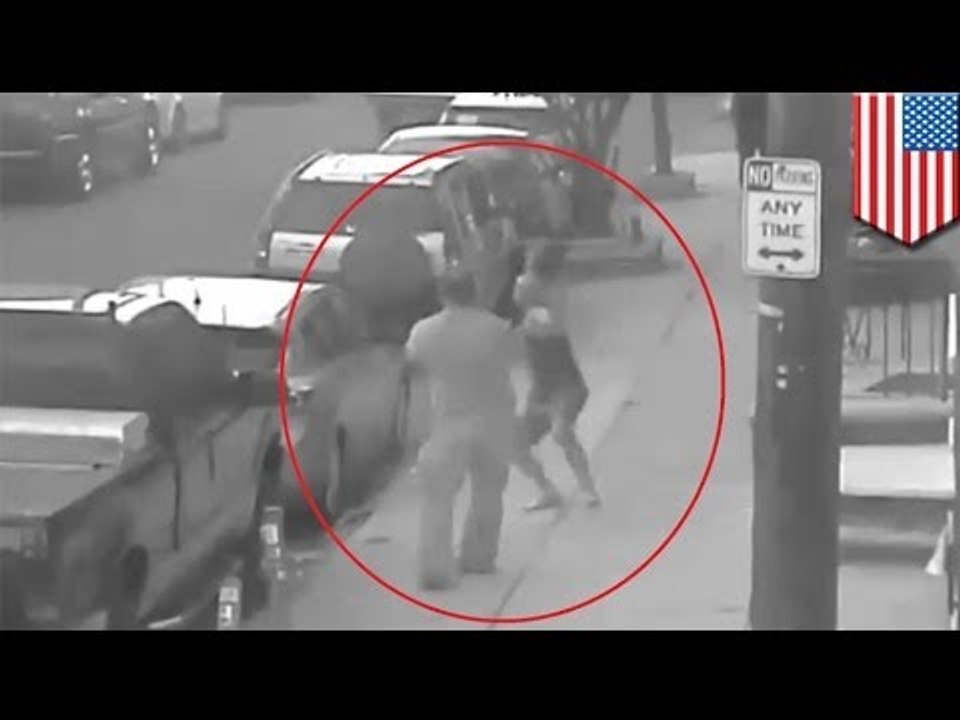 VIDEO: Lalake, inasulto ang isang lalake gamit ang baseball bat - pero natalo pa rin siya!