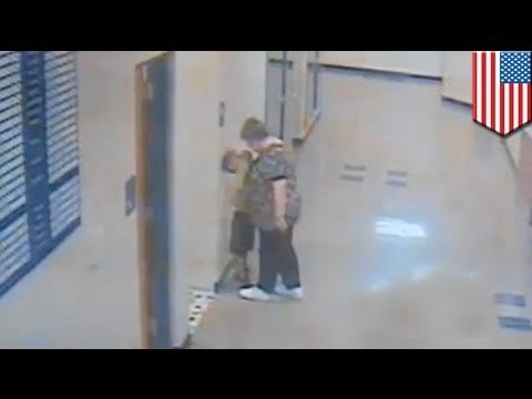 Воспитательница издевается над ребенком