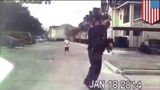 Добрый полицейский прервал дежурство, чтобы поиграть с мальчиком в футбол
