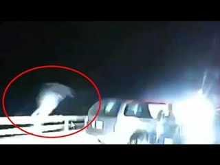 DASH CAM: Pulis, nahatak ng isang kriminal, nahulog mula sa overpass