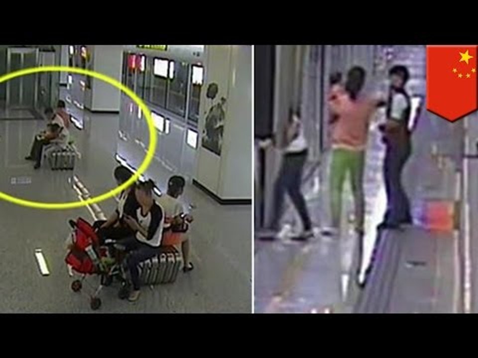 Publiczne załatwianie się: chiński ojciec próbuje pobić pracownika metra.