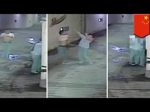 Kobieta walczy z mężczyzną, który wydmuchał ją na sucho.