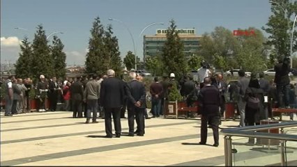 Скачать видео: Evren'in Cenazesi Ahmet Hamdi Akseki Camii'ne Getirildi