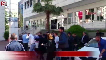 Adliye önünde tekme tokat birbirlerine girdiler