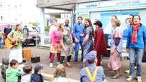 Chorale dans les rues de Coutances pour Jazz sous les pommiers.