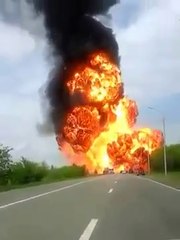 Énorme explosion d'un camion transportant des solvants