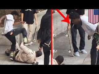 Skateboarder atakuje strażnika miejskiego.