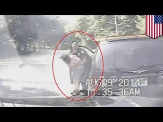 Policjant ratuje dławiącą się kobietę.