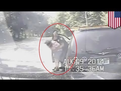 Policjant ratuje dławiącą się kobietę.