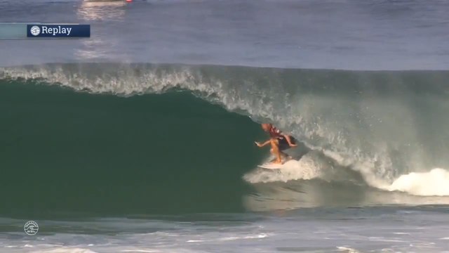 Slater pega belo tubo na etapa do Rio do Mundial de Surfe