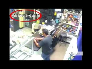 Lalaki sa tindahan, hindi natakot sa baril, dahil siya ay may MACHETE! (Actual Footage)