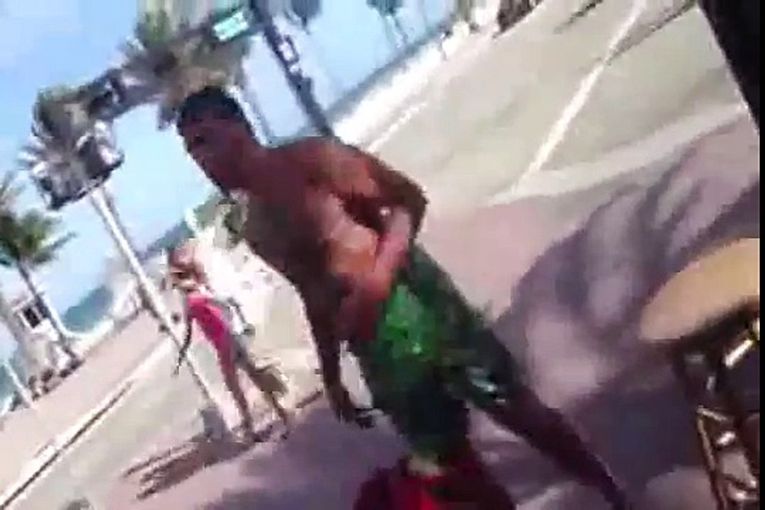 Miami: Bouncer "Defends" from Drunk tourist