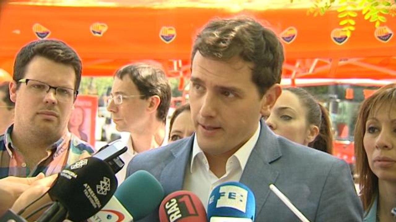 Rivera reclama al PSOE que "recapacite" y suelte "lastre de su pasado"
