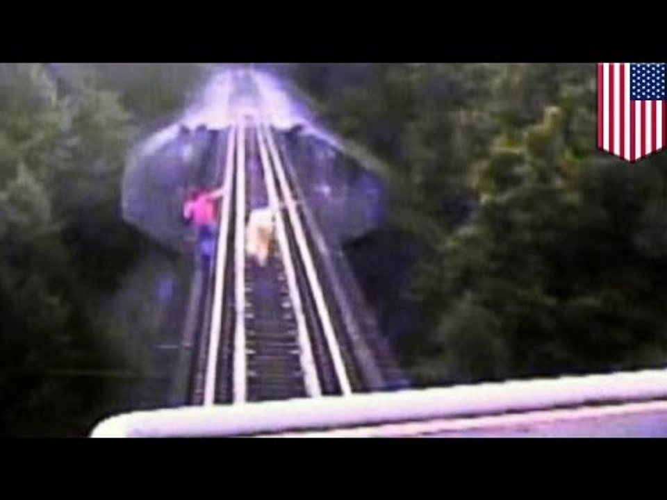 VIDEO: Dwie głupie kobiety prawie przejechane przez pociąg.