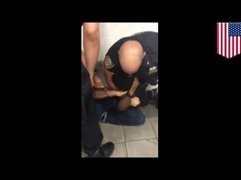 Policjant duszący mężczyznę nagrany tydzień przed tragedią.