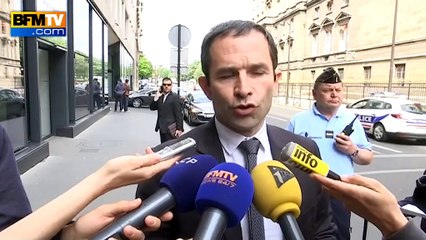 "Sarkozy dormait presque avec Kadhafi sous une tente et il est choqué?", pointe Hamon