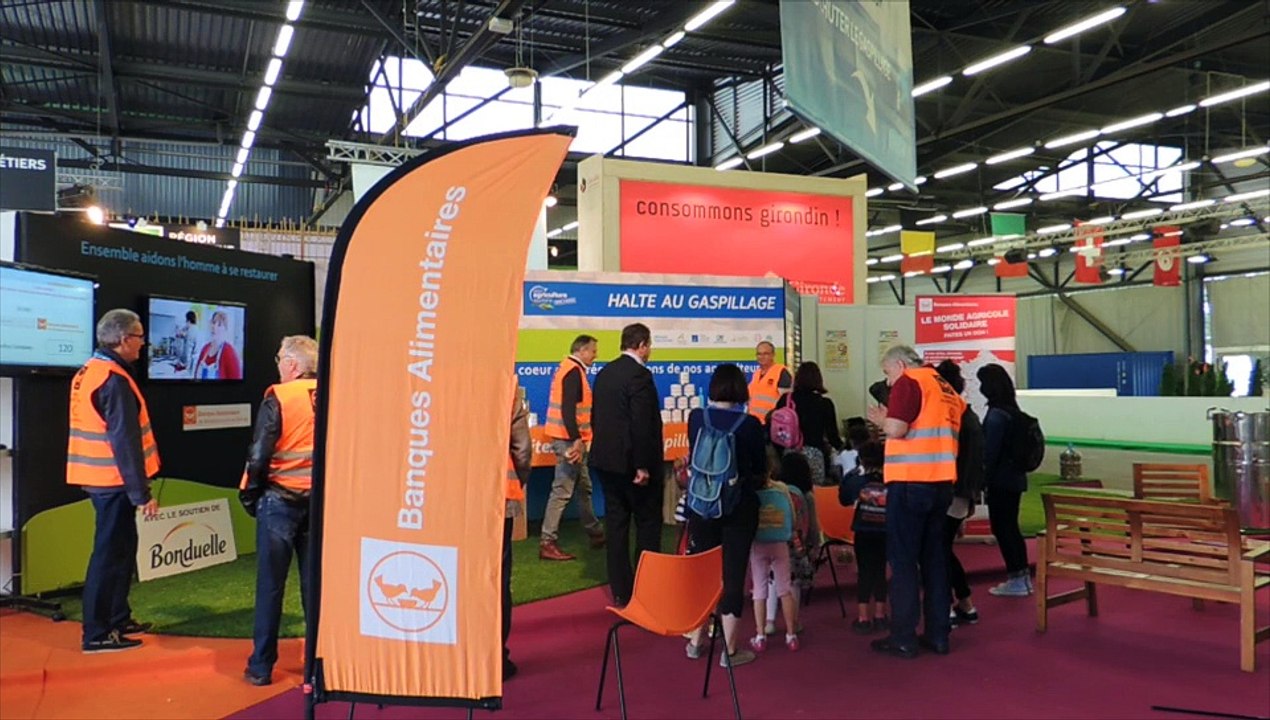 La Banque alimentaire met le salon en boîte.