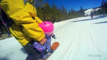 Papa fait du snowboard avec ses filles