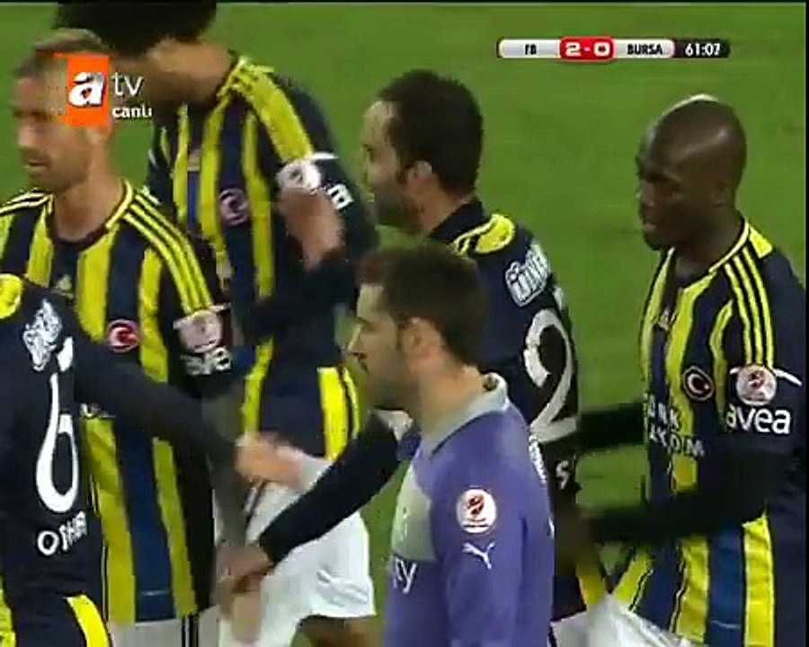 Gol attığı için rakibe trip atan kaleci