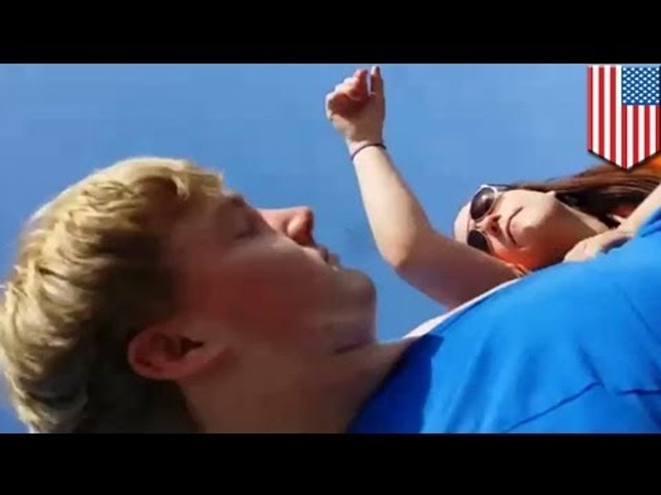 Kobieta atakuje mężczyznę na plaży.