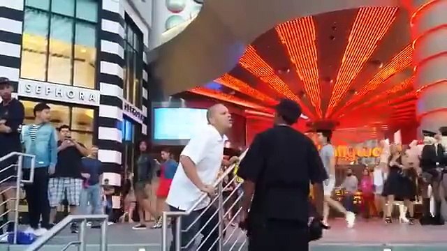 Il met un mec par terre en 2 claques