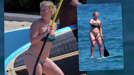 Amy Schumer luce un biquini mientras hace paddle boarding en Hawái