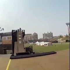 Pat Laughlin change de BMX en plein saut !