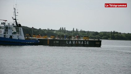 STX Lanester. La cheminée du paquebot Oasis livrée