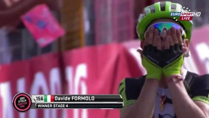 Giro - Simon Clarke lève les bras pour célébrer la victoire alors qu'il n'est que 2e