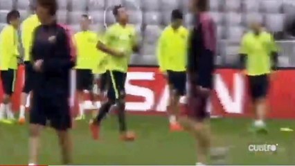 Rafinha juggling with a gum to impress Messi