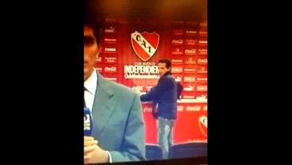 Homem é flagrado por TVs roubando tablet da sala de imprensa de time argentino