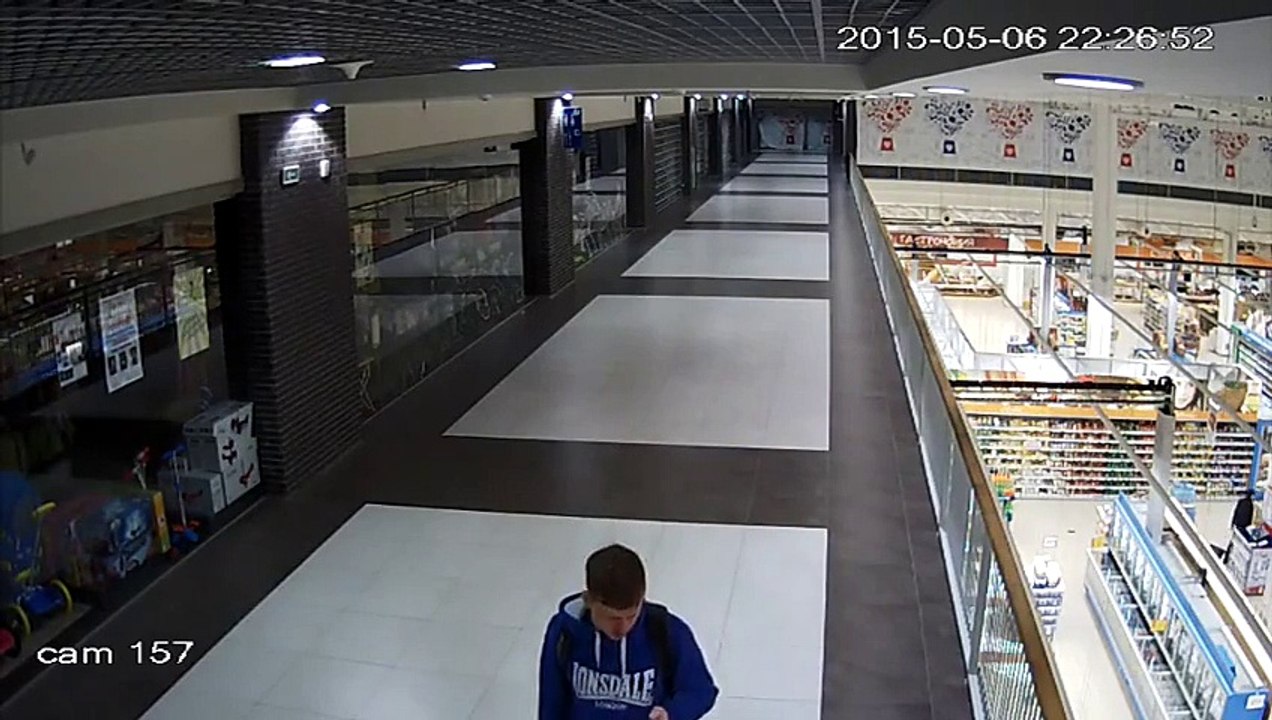 Il vole une voiture pour enfant dans le plus  grand calme